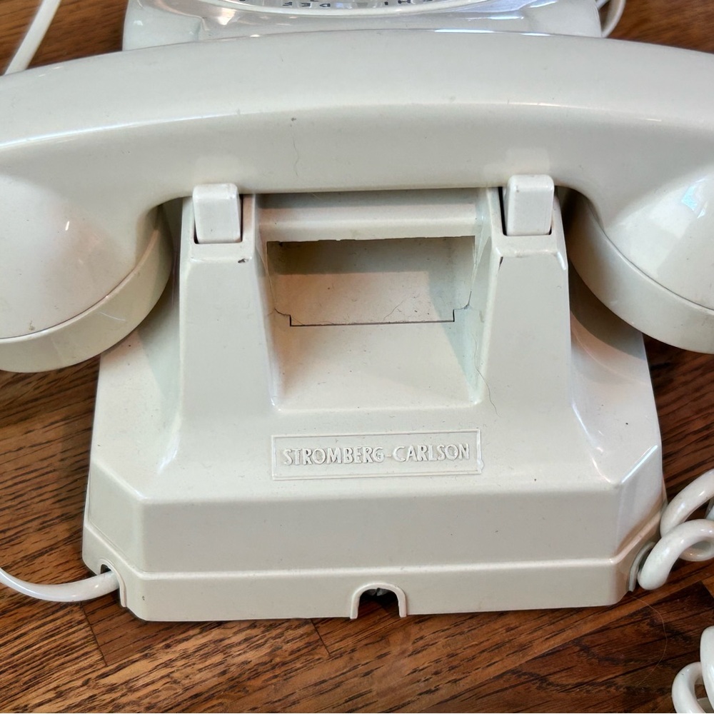Vintage Rotary Dial Telephone in Cream - Picture 4 of 4